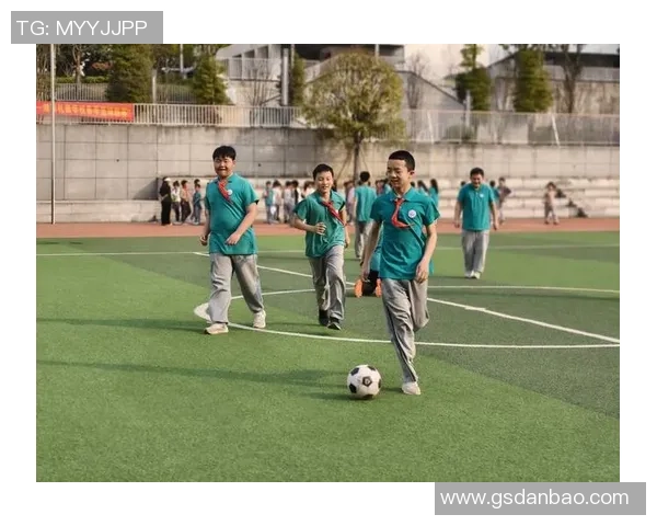 快乐的校园足球赛小学生们的激情与友谊在绿茵场上绽放